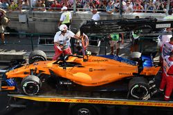 De wagen van uitvaller Stoffel Vandoorne, McLaren MCL33 wordt geborgen