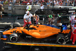 La monoposto del ritirato Stoffel Vandoorne, McLaren MCL33, viene riportata ai box