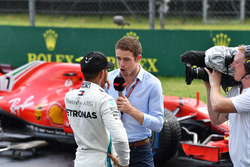 Lewis Hamilton, Mercedes-AMG F1 parle avec Paul di Resta, Sky TV dans le Parc Fermé