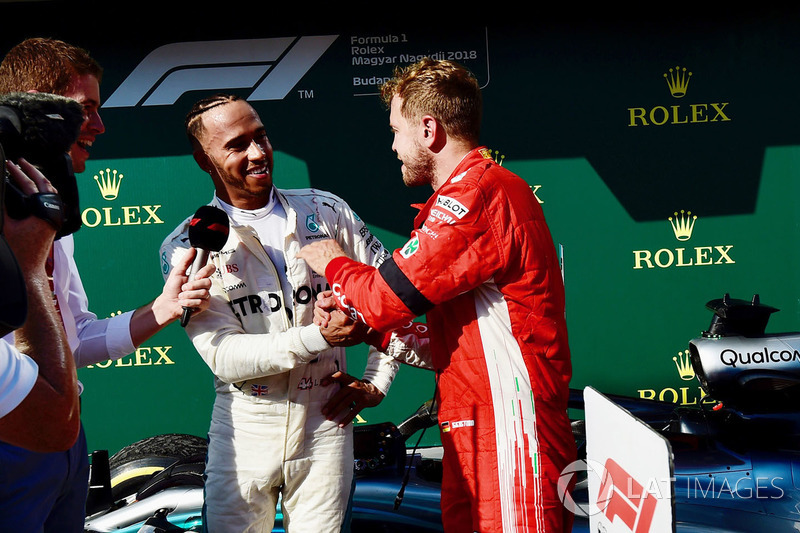 Yarış galibi Lewis Hamilton, Mercedes-AMG F1, Parc ferme ve Sebastian Vettel, Ferrari