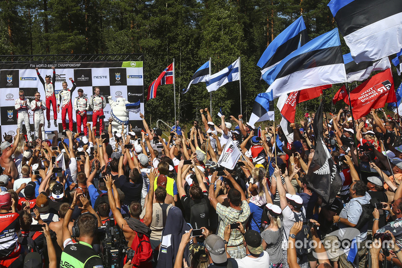 Podio: i vincitori della gara Ott Tanak, Martin Järveoja, Toyota Yaris WRC, Toyota Gazoo Racing, al secondo posto Mads Ostberg, Torstein Eriksen, Citroën C3 WRC, Citroën World Rally Team, al terzo posto Jari-Matti Latvala, Miikka Anttila, Toyota Yaris WRC, Toyota Gazoo Racing