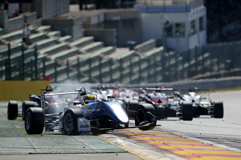 Nikita Troitskiy, Carlin Dallara F317 - Volkswagen crashed