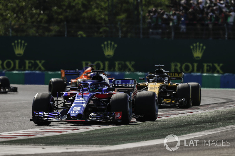 Brendon Hartley, Toro Rosso STR13, delante de Nico Hulkenberg, Renault Sport F1 Team R.S. 18, y Fernando Alonso, McLaren MCL33