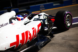 Romain Grosjean, Haas F1 Team VF-18 Ferrari, quitte le garage
