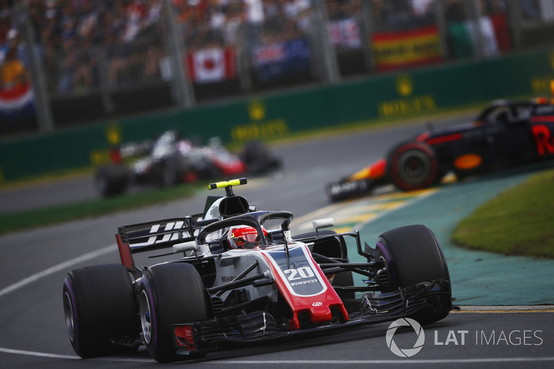 Кевин Магнуссен, Haas F1 Team VF-18, и Макс Ферстаппен, Red Bull Racing RB14