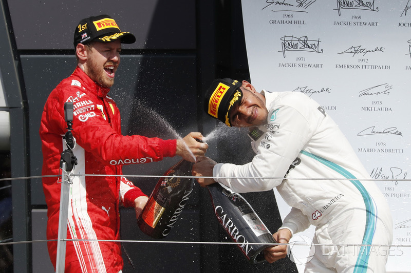 Sebastian Vettel, Ferrari, Lewis Hamilton, Mercedes-AMG F1 di podium