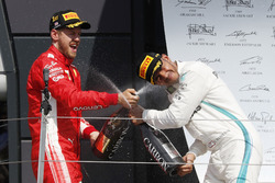 Sebastian Vettel, Ferrari et Lewis Hamilton, Mercedes-AMG F1 fêtent leur résultat avec le champagne sur le podium