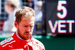 Sebastian Vettel, Ferrari, en la parrilla