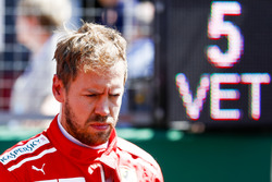Sebastian Vettel, Ferrari, en la parrilla