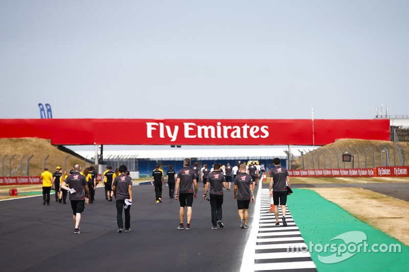 Kevin Magnussen, Haas F1 Team, cammina lungo il circuito con i colleghi