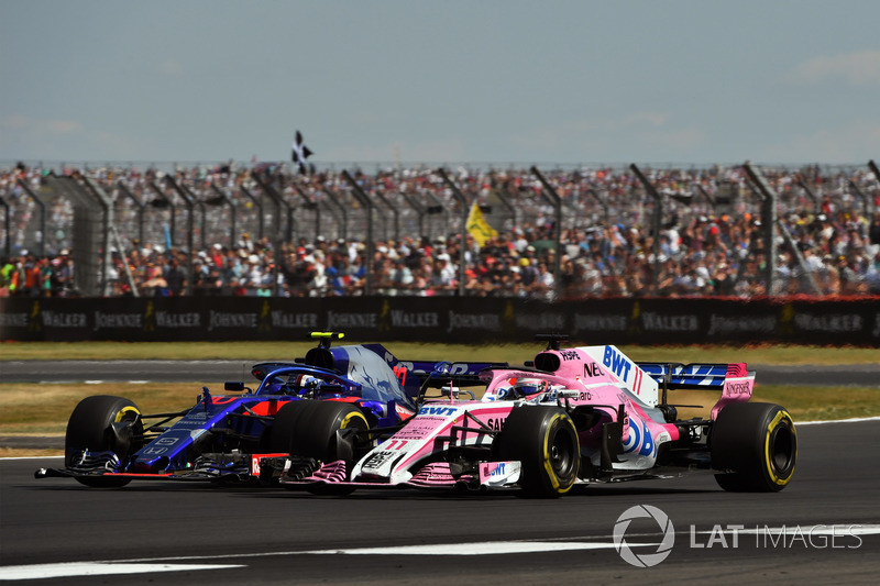 Pierre Gasly, Scuderia Toro Rosso STR13 y Sergio Perez, Force India VJM11