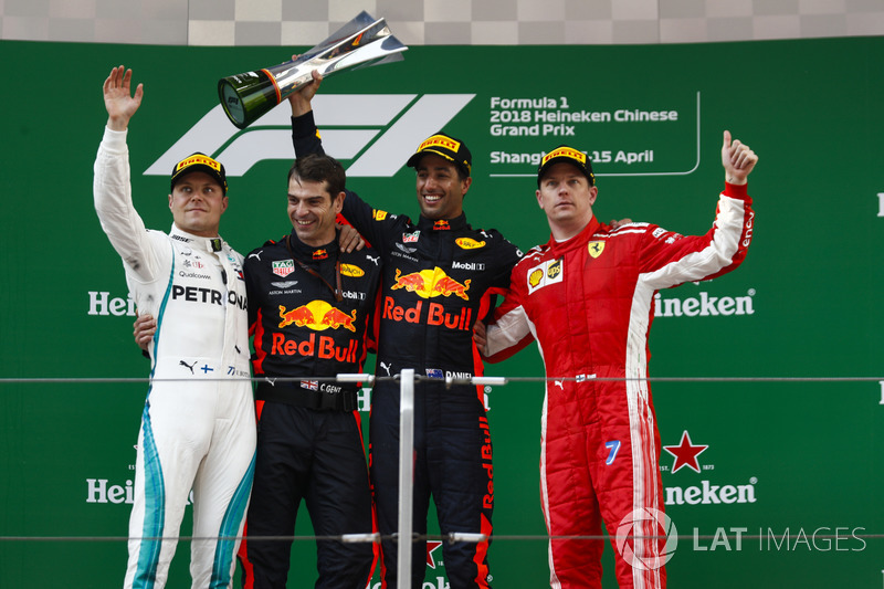 Podium : le vainqueur Daniel Ricciardo, Red Bull Racing, le deuxième, Valtteri Bottas, Mercedes-AMG F1, le troisième, Kimi Raikkonen, Ferrari, Chris Gent, ingénieur de course