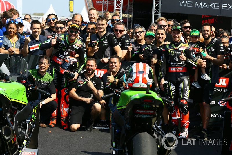 Il vincitore della gara Tom Sykes, Kawasaki Racing, il secondo classificato Jonathan Rea, Kawasaki Racing