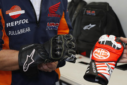 Dani Pedrosa, Repsol Honda Team con guantes