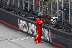 Race winner Kyle Busch, Joe Gibbs Racing