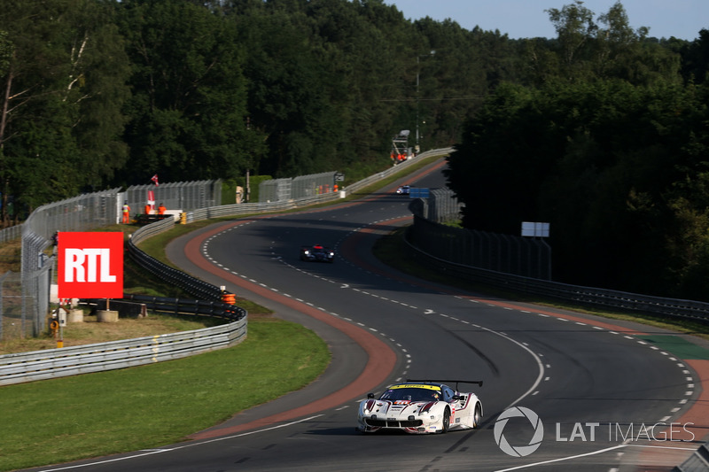 #70 MR Racing Ferrari 488 GTE: Motoaki Ishikawa, Olivier Beretta, Eddie Cheever III