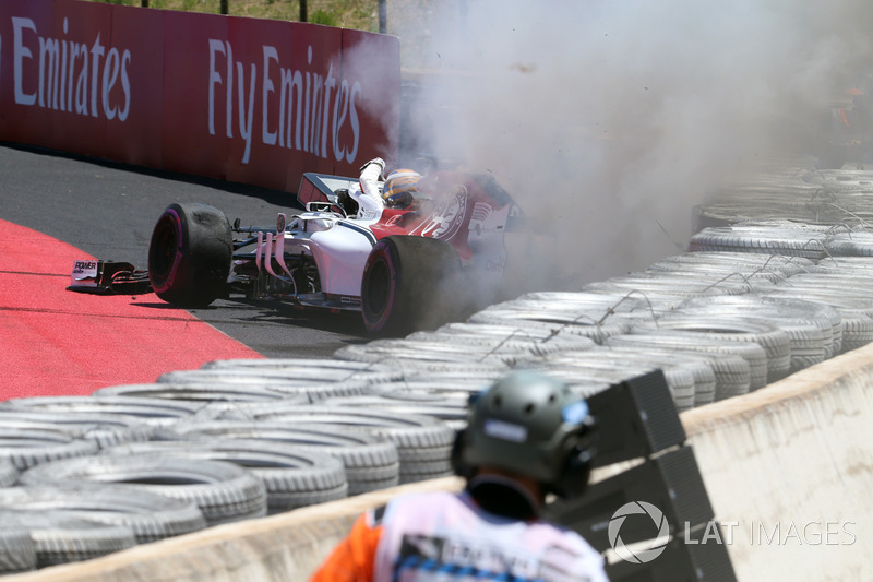 Авария и пожар: Маркус Эрикссон, Alfa Romeo Sauber C37
