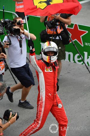 Racewinnaar Sebastian Vettel, Ferrari in parc ferme