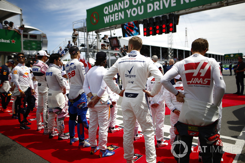 The drivers join the Grid Kids on the grid prior to the start