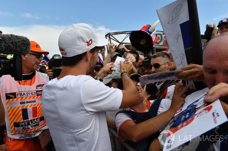 Pierre Gasly, Scuderia Toro Rosso signs autographs for the fans