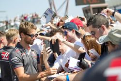 Romain Grosjean, Haas F1, signe des autographes