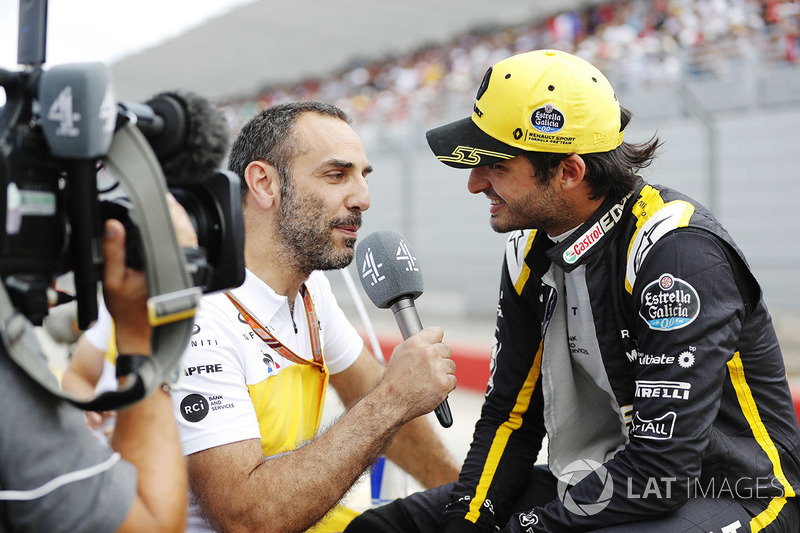 Cyril Abiteboul, managing director Renault Sport F1 Team, interviews Carlos Sainz Jr., Renault Sport F1 Team on the grid