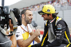Cyril Abiteboul, directeur général de Renault Sport F1 Team, interviewe Carlos Sainz Jr., Renault Sport F1 Team, sur la grille