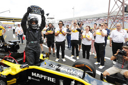 Aseel Al-Hamad, revient au stand après avoir piloté une Lotus E20 lors de la parade Renault Passion