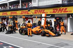 Fernando Alonso, McLaren MCL33, pit stop