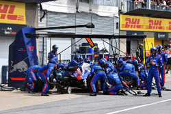 Pierre Gasly, Scuderia Toro Rosso STR13 pit stop