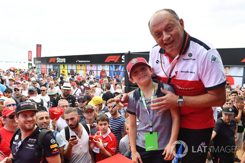 Frédéric Vasseur, team principal Sauber avec des fans