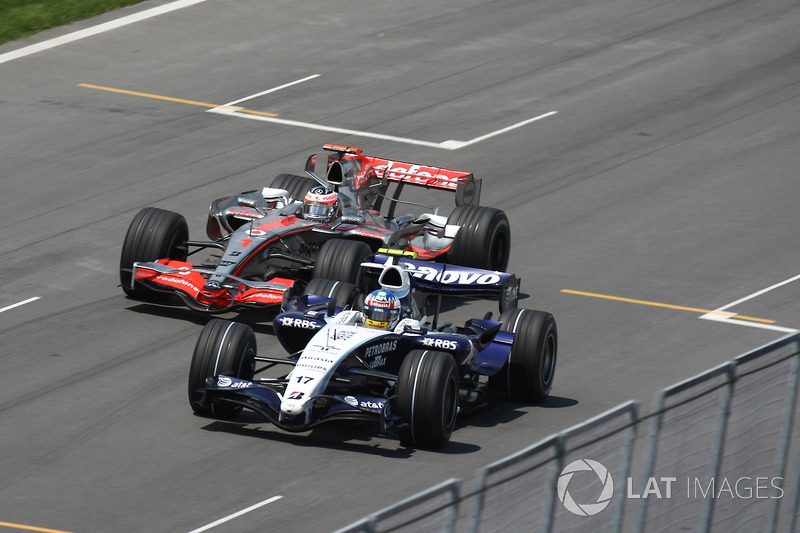 Fernando Alonso, McLaren MP4-22, intenta pasar a Alex Wurz, Williams FW29