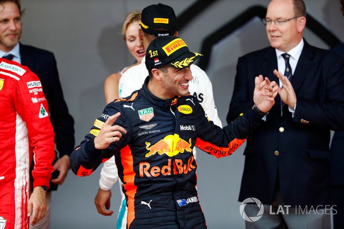 Podio: ganador de la carrera Daniel Ricciardo, Red Bull Racing