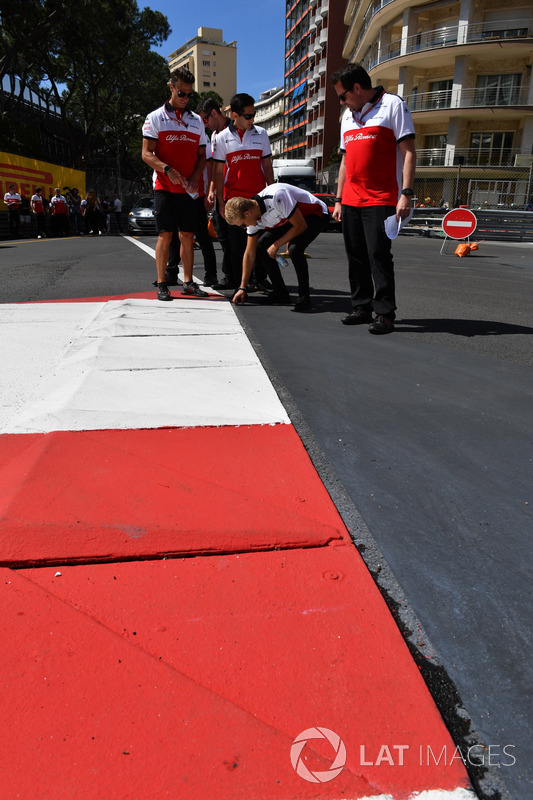 Marcus Ericsson, Sauber walks the track
