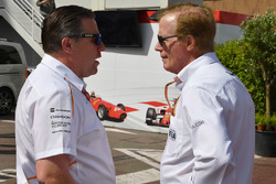 Zak Brown, CEO de McLaren Racing y Danny Sullivan