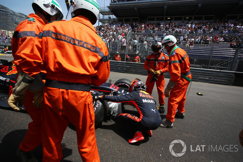 Max Verstappen, Red Bull Racing RB14 crashed