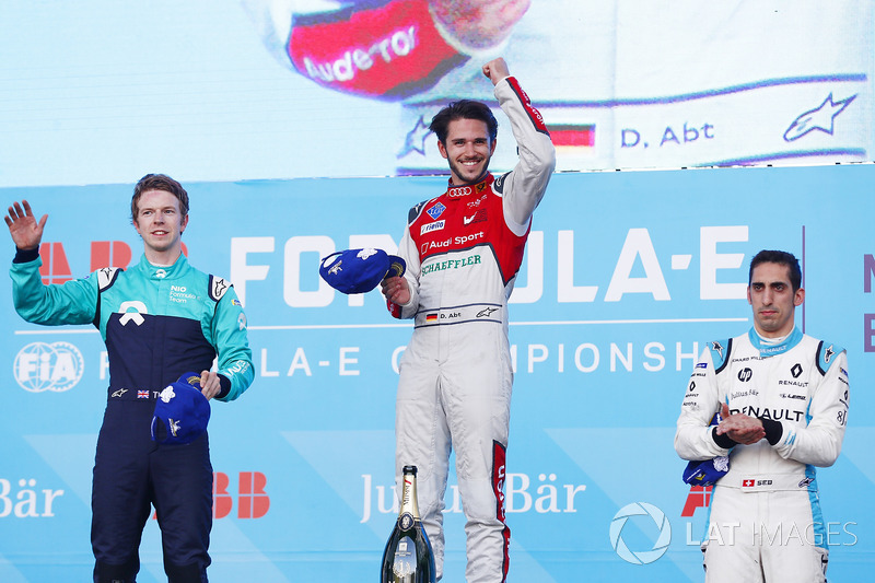 Daniel Abt, Audi Sport ABT Schaeffler, celebra con Oliver Turvey, NIO Formula E Team, Sébastien Buemi, Renault e.Dams