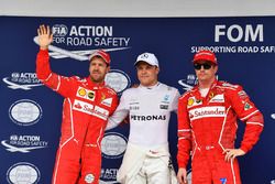 Ganador de la pole Valtteri Bottas, Mercedes AMG F1, segundo Sebastian Vettel, Ferrari, tercero Kim
