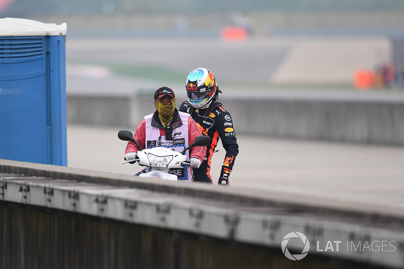 Daniel Ricciardo, Red Bull Racing menunggang skuter setelah terhenti di FP3