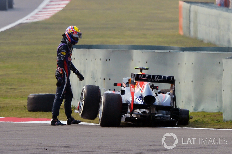 Mark Webber, Red Bull Racing RB9 loses his rear wheel