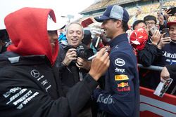 Lewis Hamilton, Mercedes AMG F1 y Daniel Ricciardo, Red Bull Racing