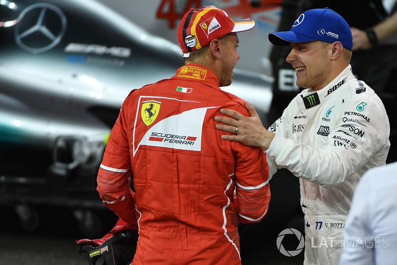 Ganador de la pole Valtteri Bottas, Mercedes AMG F1 y Sebastian Vettel, Ferrari