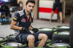 Scuderia Toro Rosso mechanic and Pirelli tyres