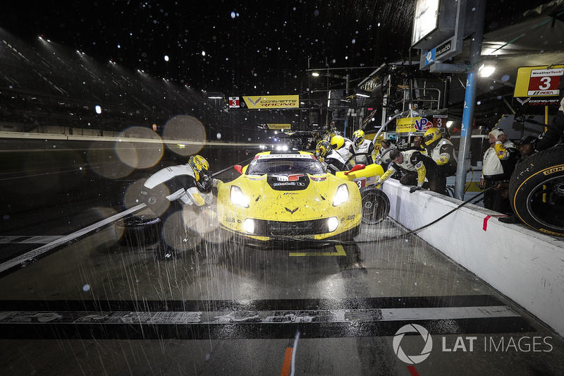 #3 Corvette Racing Chevrolet Corvette C7.R, GTLM: Antonio Garcia, Jan Magnussen, Mike Rockenfeller, pit stop