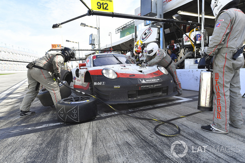 #912 Porsche Team North America Porsche 911 RSR, GTLM: Gianmaria Bruni, Laurens Vanthoor, Earl Bamber, pit stop