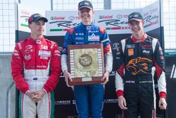 Podium: racewinnaar Robert Shwartzman, tweede plaats Marcus Armstrong, derde plaats Richard Verschoo