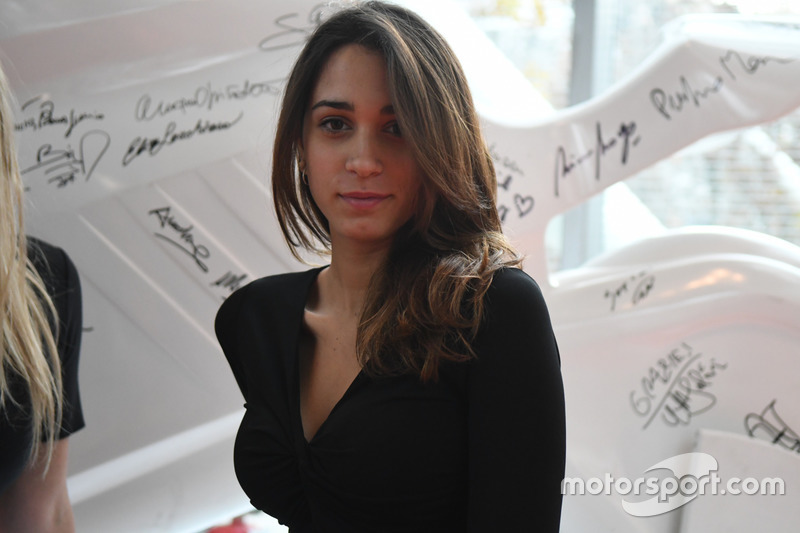 Las chicas en el Salón del Automóvil de Bolonia 2017