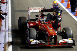 Mark Webber, Red Bull Racing, est ramené par Fernando Alonso, Ferrari F138