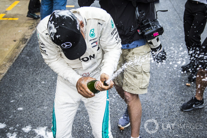 Hamilton tarolt a Mercedesszel Barcelonában - F1 2018