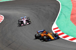 Fernando Alonso, McLaren MCL33, Esteban Ocon, Force India VJM11